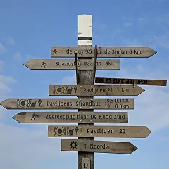 Hölzerner Wegweiser bei De Koog zu Strandpfahl 17 und den Strandpavillons