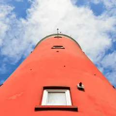 Der rote Leuchtturm von Texel, von unten gesehen